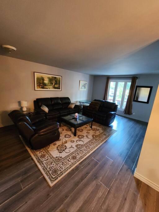 Entire 3 Bedroom House In エリオットレイク エクステリア 写真