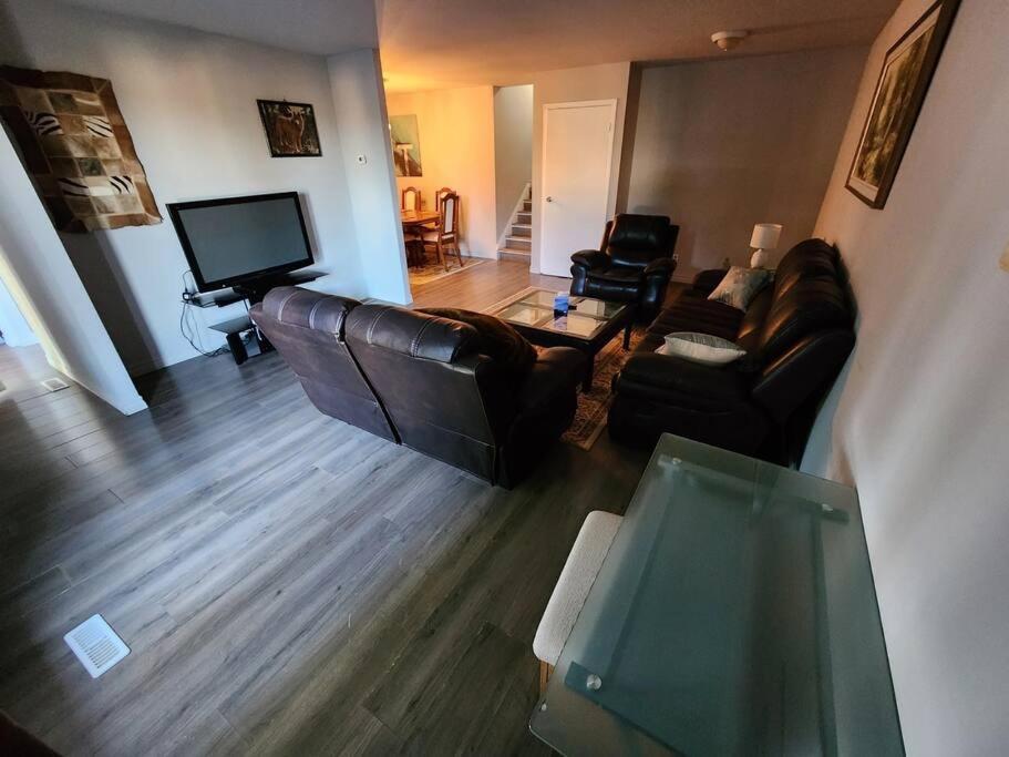 Entire 3 Bedroom House In エリオットレイク エクステリア 写真