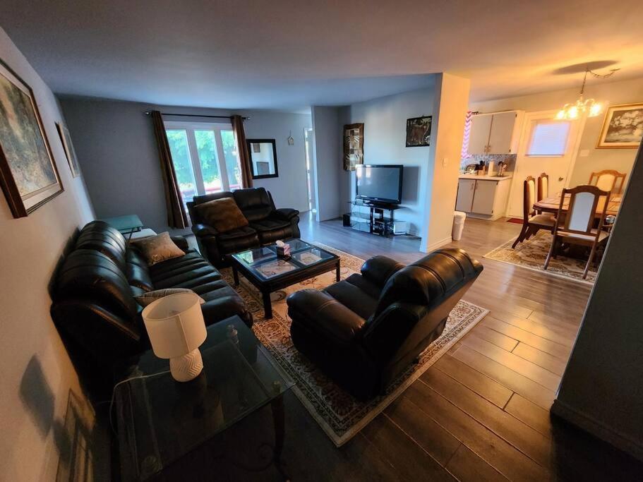 Entire 3 Bedroom House In エリオットレイク エクステリア 写真